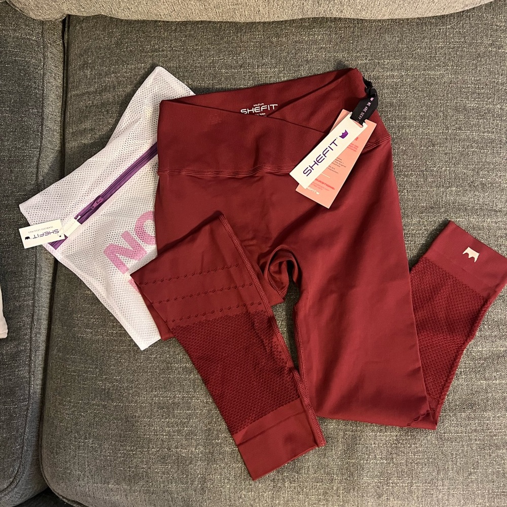 NWT Seamless Shefit Leggings Black Cherry